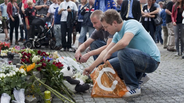 Pessoas se reúnem em frente a Catedral de Oslo, na Noruega, em respeito as vítimas dos ataques terroristas no país