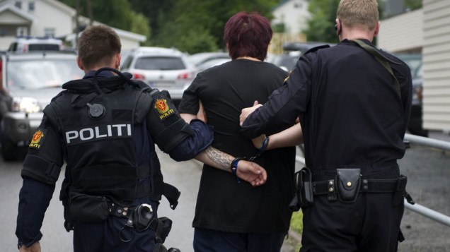 Policiais prendem homem que aguardava com uma faca o primeiro-ministro da Noruega, durante visita aos sobreviventes do massacre na ilha de Utoeya
