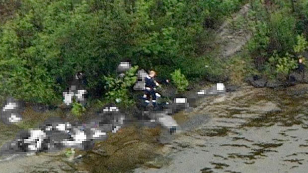 Canal de TV norueguês NRK flagra, de helicóptero, momento em que supostamente Anders Behring Breivik atirava em vítimas, na ilha de Utoeya