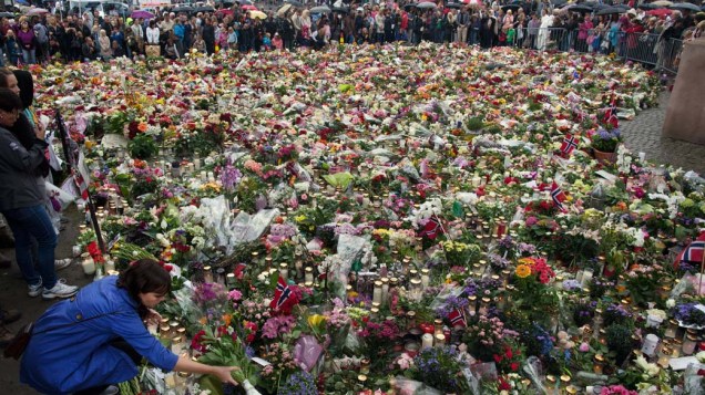 Pessoas se reúnem em frente a Catedral de Oslo, na Noruega, em respeito as vítimas dos ataques terroristas no país
