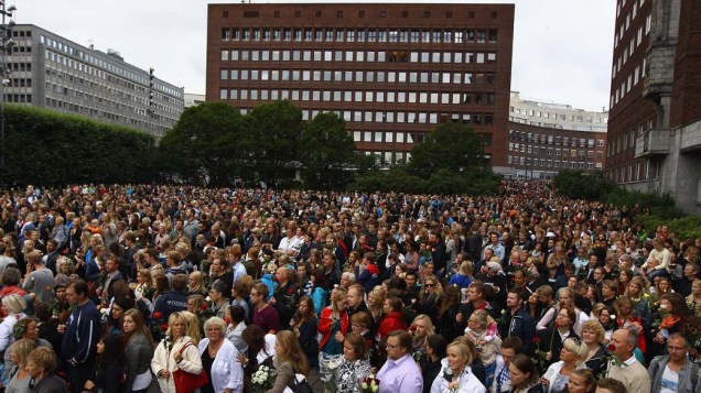 Cerca de 100 mil pessoas se reúnem no centro de Oslo para uma vigília após os ataques de sexta-feira
