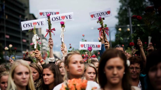 Noruegueses fazem vígilia pelas ruas de Oslo em memória das 76 vítimas do massacre de sexta-feira