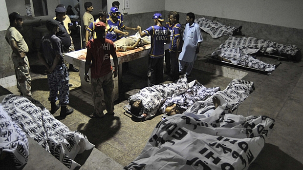 Corpos de vítimas de atentado no aeroporto de Karachi, no Paquistão