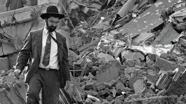 CARNIFICINA - Um judeu argentino caminha pelas ruínas do edifício da Amia, em Buenos Aires: as últimas ordens recebidas pelos terroristas do Hezbollah partiram do telefone de um morador de Foz do Iguaçu, no Brasil