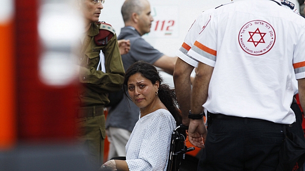 Sobrevivente israelense de atentado na Bulgária é levada para ambulância