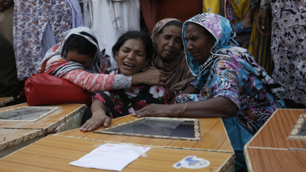 Mulheres cristãs choram as mortes de parentes em atentado contra igreja no Paquistão