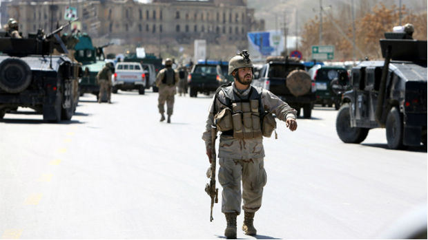 Soldado afegão patrulha área próxima ao ataque a um escritório eleitoral