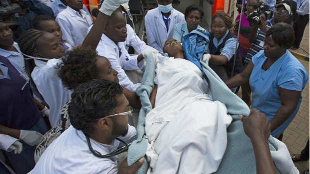 Equipe médica atende uma mulher vítima de atentado em Nairóbi, na Nigéria