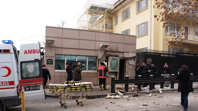 Uma explosão atingiu uma das entradas da embaixada dos Estados Unidos em Ankara, na Turquia nesta sexta-feira, deixando ao menos duas pessoas mortas