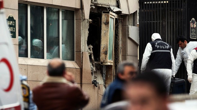 Uma explosão atingiu uma das entradas da embaixada dos Estados Unidos em Ankara, na Turquia nesta sexta-feira, deixando ao menos duas pessoas mortas