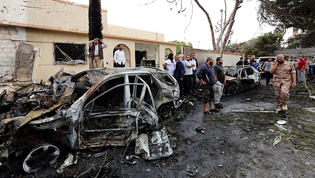 Explosão destruiu parte do prédio que abriga a embaixada da França na Líbia