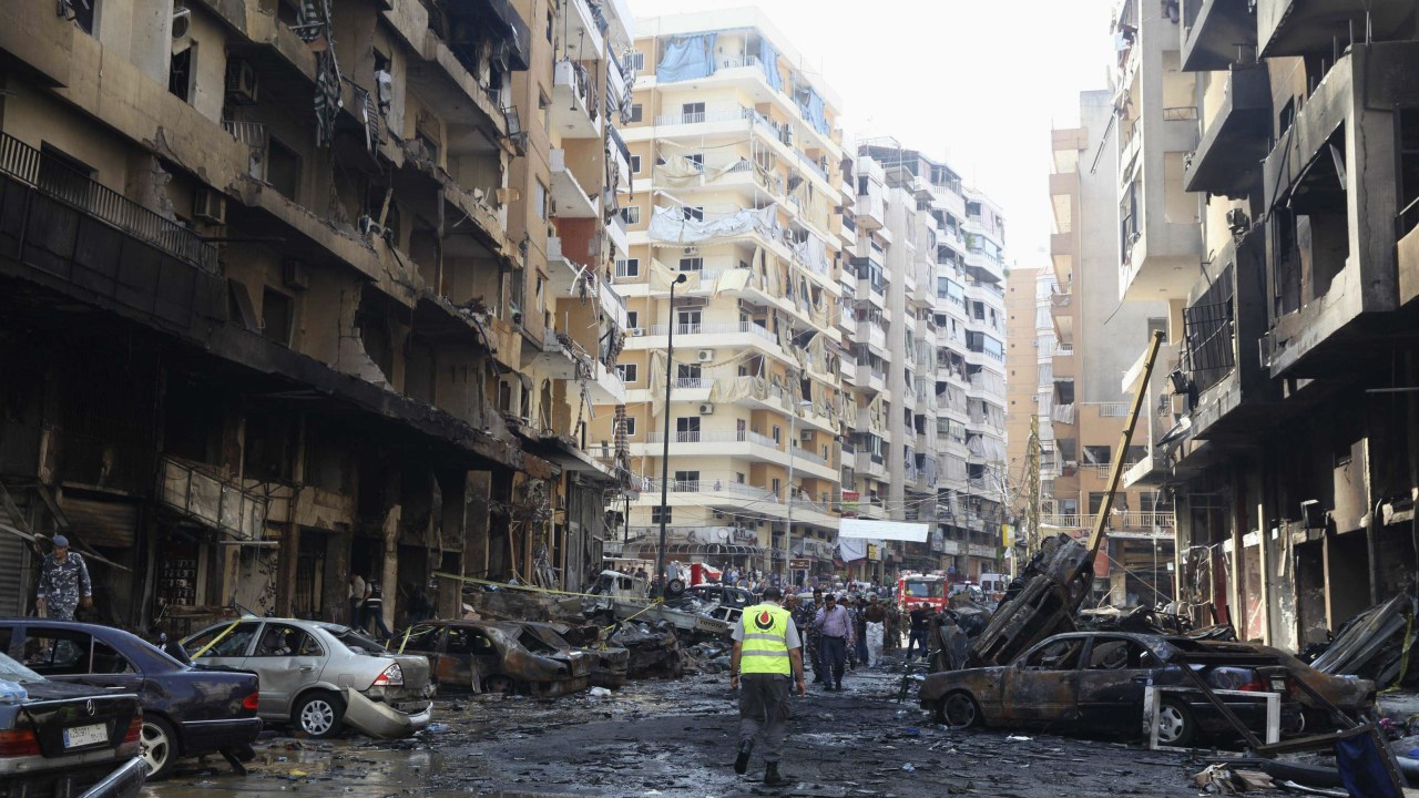 Explosão de carro-bomba deixou rastro de destruição em bairro residencial de Beirute, no Líbano