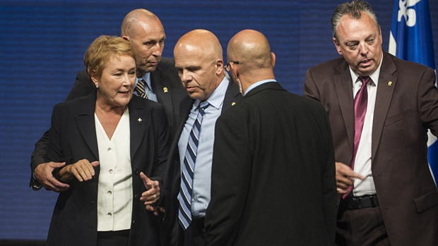 Seguranças retiram Pauline Marois do palanque após disparos
