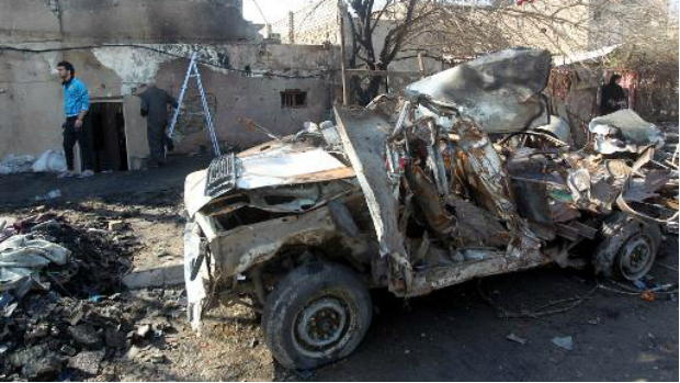 Veículo destruído após ataque a bomba em 19 de janeiro de 2014 em Bagdá