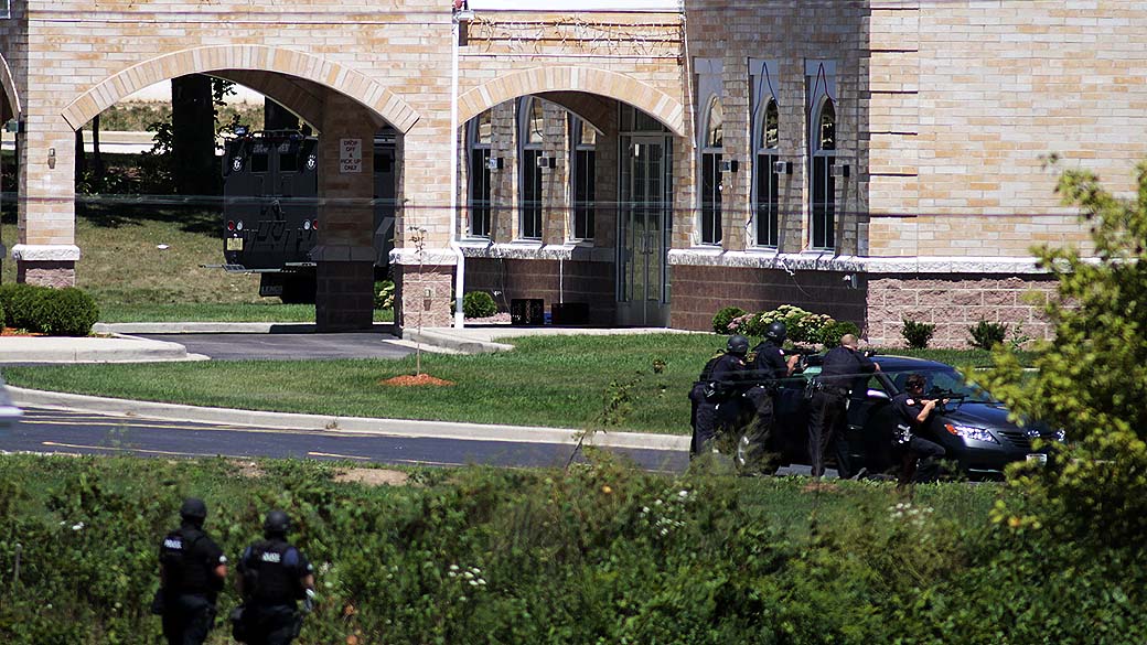 Policiais da SWAT cercam templo em que atirador abriu fogo em Wisconsin, Estados Unidos
