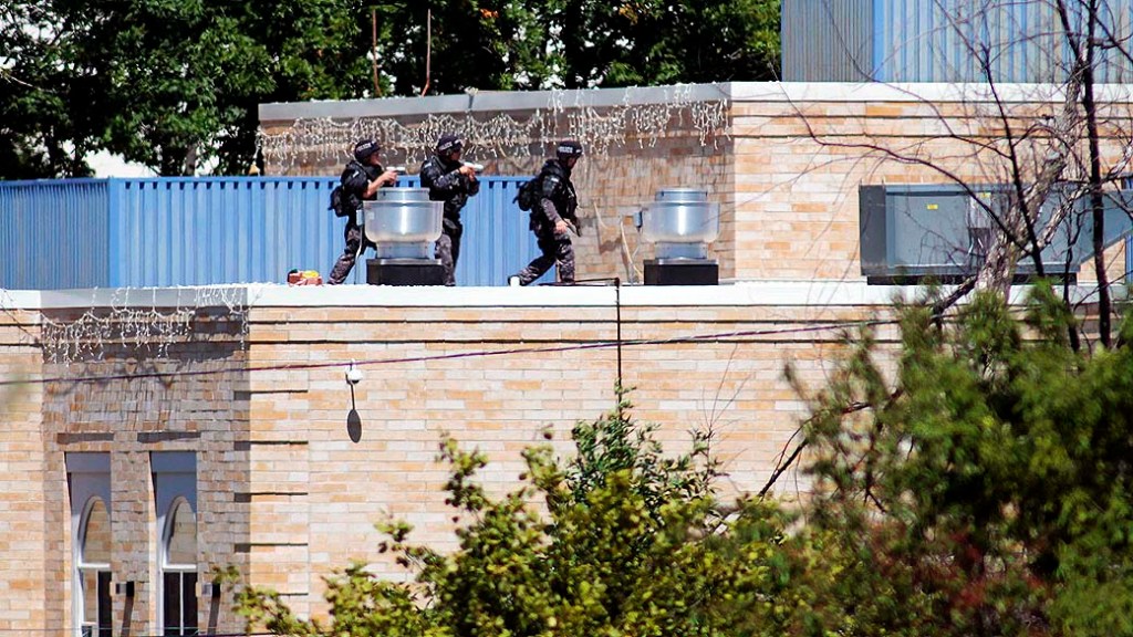 Policiais da SWAT cercam templo em que atirador abriu fogo em Wisconsin, Estados Unidos