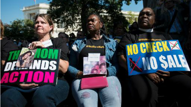 Ativistas participam em manifestação em Washington D.C. por maior controle na venda de armas nos Estados Unidos em 19 de setembro