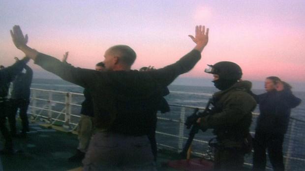 Foto divulgada pelo Greenpeace mostra agentes de segurança rusos no deque da embarcação usada pelos ativistas durante um protesto contra a exploração de petróleo no Ártico. Trinta ativistas foram presos