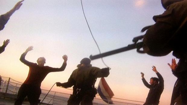 Foto divulgada pelo Greenpeace mostra agentes de segurança rusos no deque da embarcação usada pelos ativistas durante um protesto contra a exploração de petróleo no Ártico. Trinta ativistas foram presos