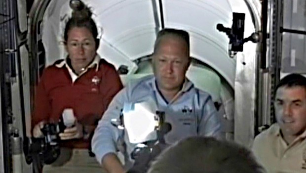 Astronautas do Atlantis dão entrevista a mais de 380 quilômetros da Terra e falam sobre experiências na Estação Espacial Internacional
