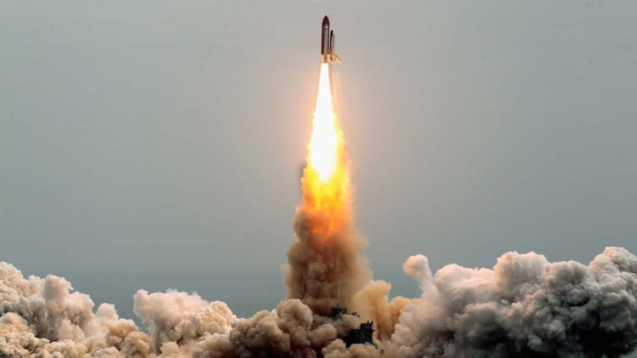 O ônibus espacial Atlantis após o lançamento da plataforma 39-A no Centro Espacial Kennedy, Cabo Canaveral, Flórida