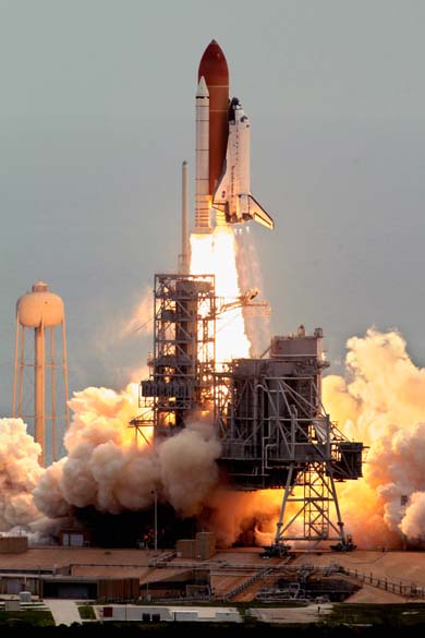 O ônibus espacial Atlantis é lançado da plataforma 39-A no Centro Espacial Kennedy, Cabo Canaveral, Flórida