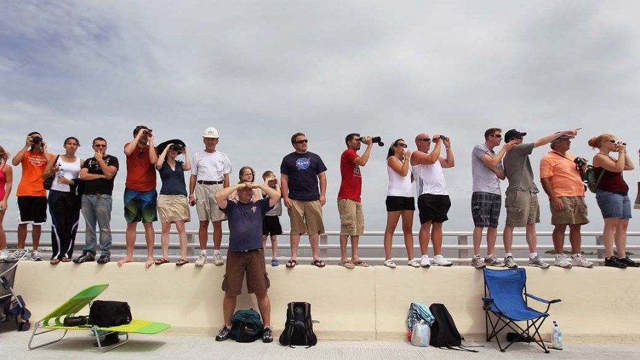 Pessoas assistem ao lançamento do ônibus espacial Atlantis em Titusville, Flórida
