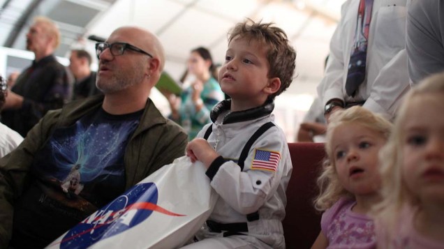 Pessoas assistem transmissão ao vivo do lançamento do ônibus espacial Atlantis em Moffett Field, Califórnia