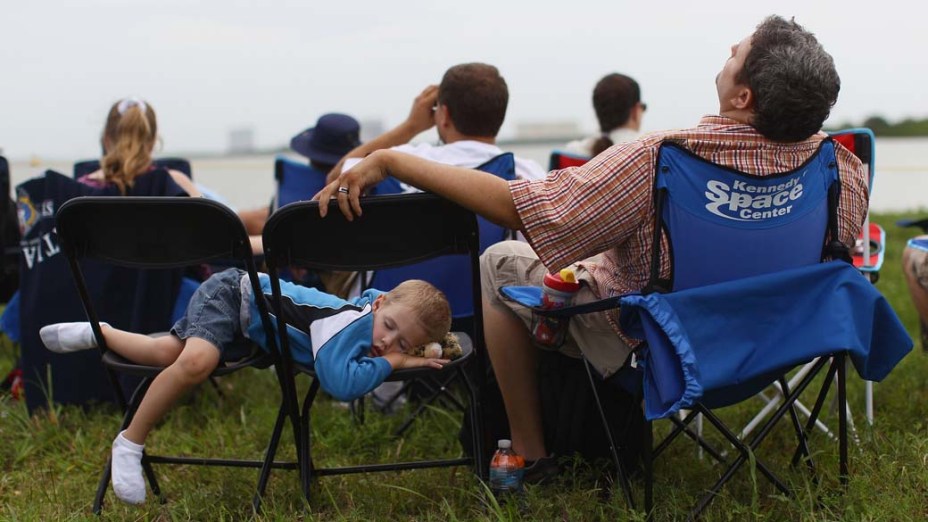 Pessoas esperam para assistir ao lançamento do ônibus espacial Atlantis em Cabo Canaveral, Flórida