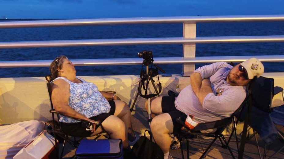 Pessoas esperam para assistir ao lançamento do ônibus espacial Atlantis em Titusville, Flórida