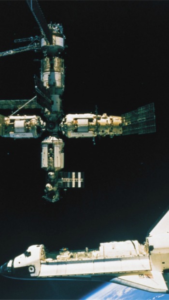<p>Atlantis (OV-104) - Primeiro voo: 3 a 7 de outubro de 1985; Último voo: marcado para o dia 08 de julho de 2011; Número de missões – 33 (com o último voo). Entregou o Observatório Compton Gamma Ray, as sondas Galileu e Magalhães, e fez diversos voos até a estação espacial russa Mir. Levou ao espaço diversos componentes importantes para a construção da Estação Espacial Internacional. Também auxiliou na manutenção do telescópio Hubble</p>