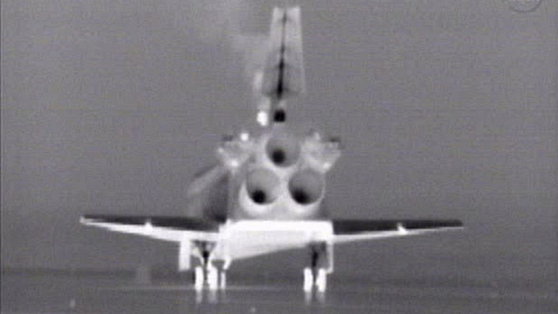 Imagem divulgada pela Nasa mostra o momento em que a Atlantis aterrissou no Centro Espacial Kennedy, na Flórida, nos Estados Unidos