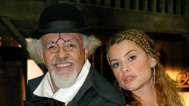 ator-ney-latorraca-retrospectiva-20070918-56-original.jpeg Alinne Moraes e Ney Latorraca na novela 'Bang Bang'