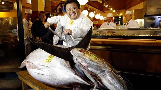 Kiyoshi Kimura posa com o atum vermelho de 222 quilos, em Tóquio