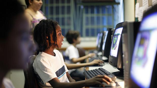 Aula de informática na Escola Municipal Escola Grécia, no Rio
