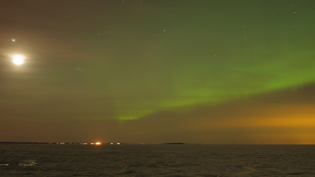 <p>Aurora Boreal é vista no céu de Tallinn, capital na Estônia</p>
