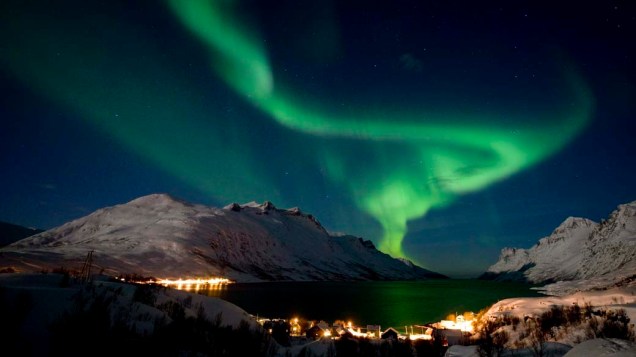 <p>Aurora Boreal ilumina o céu da vila de Ersfjordbotn, Noruega</p>