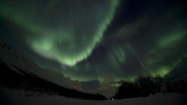 <p>Aurora boreal ilumina o céu de Kvaloya, Noruega</p>