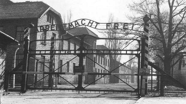 Imagem do portão do campo de extermínio nazista de Auschwitz
