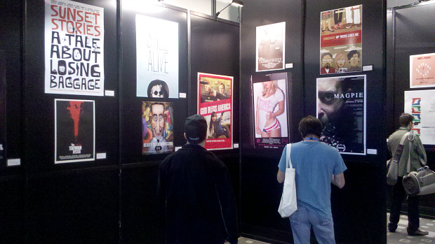 SXSW: Participantes olham cartazes dos filmes fixados nas paredes do Austin Convention Center que serão exibidos durante o festival