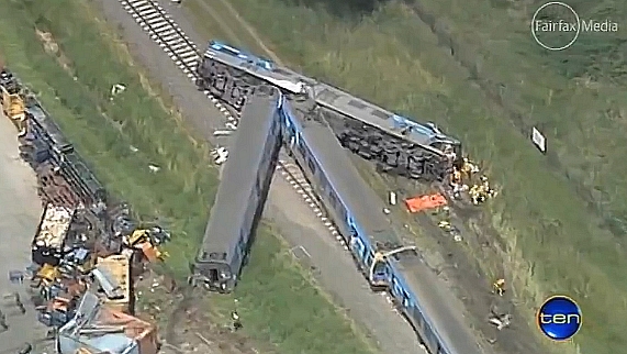 Imagem da emissora australiana Ten mostra cenário de destruição após acidente de trem em Melbourne
