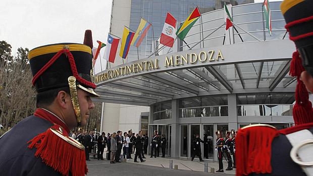 Autoridades do Mercosul estão reunidas em Mendoza, Argentina, para decidir sobre caso do Paraguai