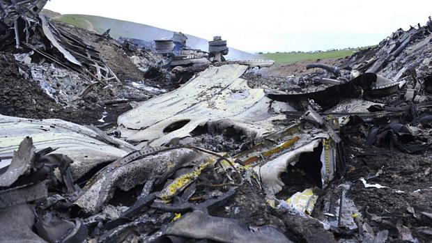 Destroços do avião americano que caiu na fronteira do Cazaquistão com o Quirguistão