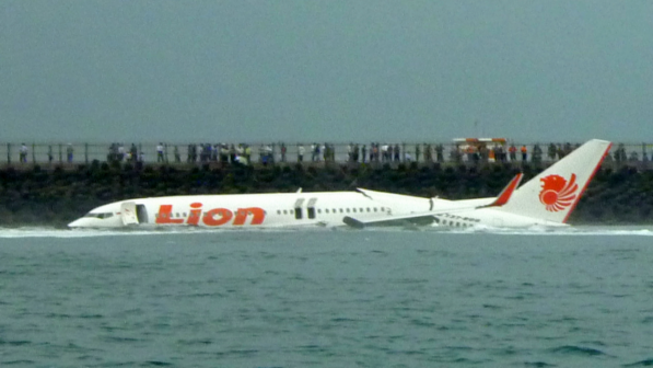 Imagem do Boeing 737, da Lion Air, que ultrapassou a pista do aeroporto de Bali e caiu no mar