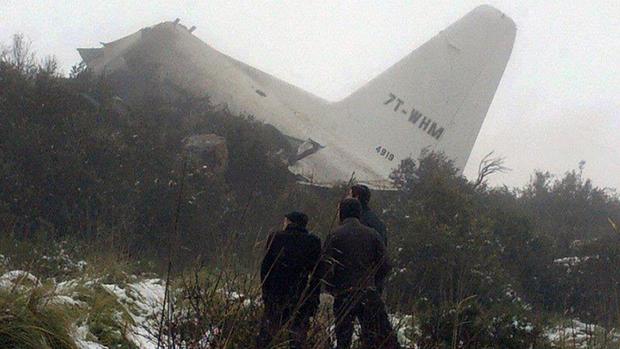 Foto tirada com celular mostra o Hércules C-130 que caiu em uma região montanhosa da província de Oum El Bouaghi, na Argélia