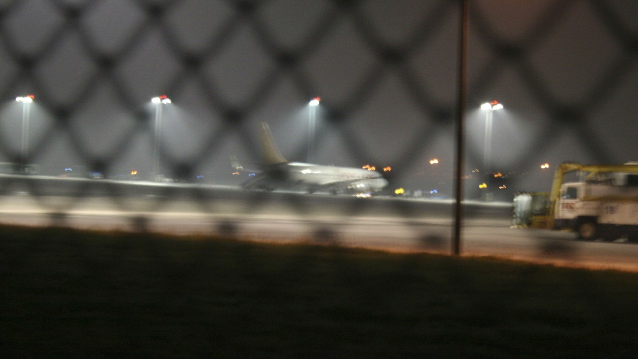Avião da companhia turca Pegasus é visto no aeroporto de Sabiha Gökçen, em Istambul, após sofrer uma tentativa de sequestro