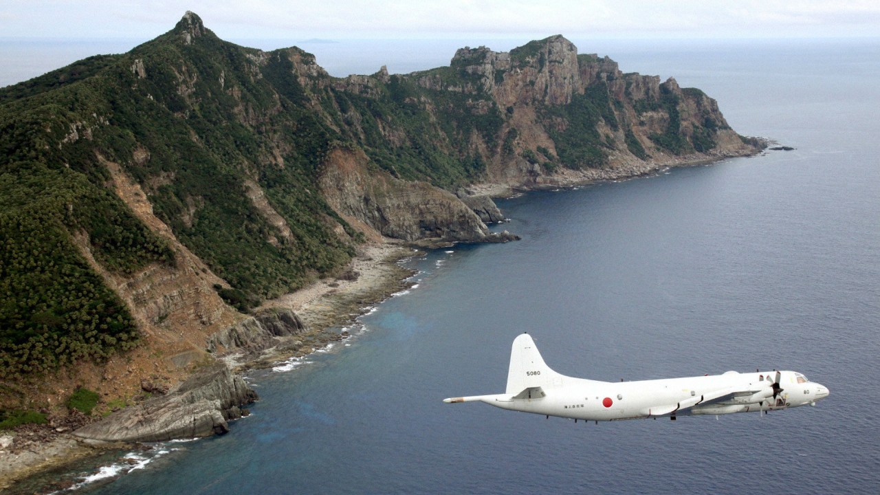 Avião das autoridades japonesas sobrevoa o espaço aéreo das ilhas de Senkaku