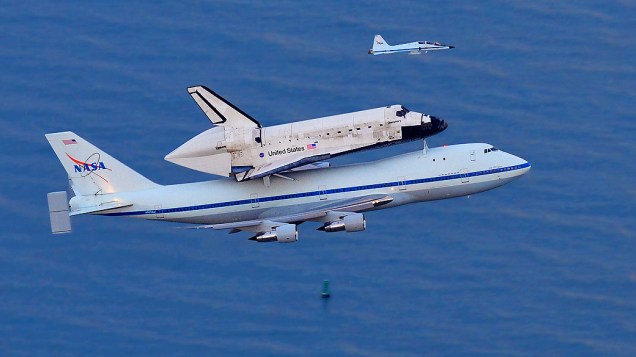<p>Ônibus espacial Discovery, em cima de jato 747, voa sobre o oceano Atlântico</p>
