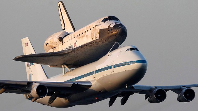 <p>Ônibus espacial Discovery, em cima de jato 747, após decolar do Centro Espacial Kennedy, em Cabo Canaveral</p>
