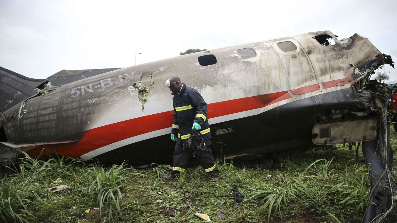 Avião fretado da Embraer caiu logo após deixar aeroporto em Lagos, na Nigéria
